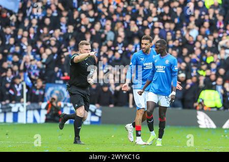 Glasgow, Großbritannien. April 2024. Die Rangers spielen Celtic im Ibrox Stadium in Glasgow, Schottland, Großbritannien im dritten Old Firm Match der Scottish Premiership Saison. Celtic liegt derzeit mit 1 Punkt vor den Rangers in der Liga, obwohl die Rangers ein Spiel in der Hand haben. Das Ergebnis dieses Spiels ist für beide Teams wichtig. Quelle: Findlay/Alamy Live News Stockfoto