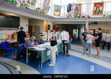 Breslau, Breslau, Polen. April 2024. Die Kommunalwahlen in WrocÅ‚aw sind im Gange. (Kreditbild: © Krzysztof Zatycki/ZUMA Press Wire) NUR REDAKTIONELLE VERWENDUNG! Nicht für kommerzielle ZWECKE! Quelle: ZUMA Press, Inc./Alamy Live News Stockfoto