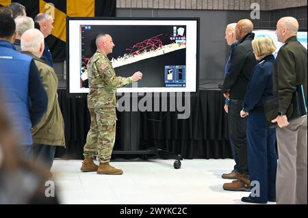 Dundalk, Vereinigte Staaten von Amerika. April 2024. US-Präsident Joe Biden, Mitte rechts, wird vom Army Corps of Engineers Brigadegeneral John Lloyd, Mitte, über den Zusammenbruch der Francis Scott Key Bridge-Katastrophe informiert, zusammen mit Maryland Gouverneur Wes Moore, 3. Rechts. und andere Beamte im Hauptquartier des Verkehrsministeriums von Maryland, 5. April 2024 in Dundalk, Maryland. Quelle: Carter Elliott/MDGovpics/Alamy Live News Stockfoto