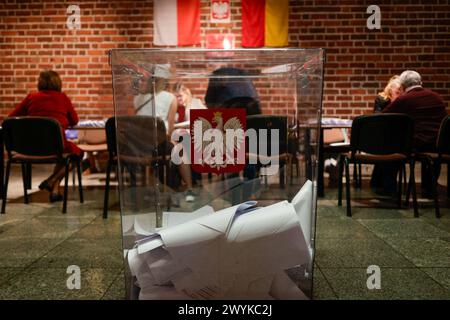 Breslau, Breslau, Polen. April 2024. Die Kommunalwahlen in WrocÅ‚aw sind im Gange. (Kreditbild: © Krzysztof Zatycki/ZUMA Press Wire) NUR REDAKTIONELLE VERWENDUNG! Nicht für kommerzielle ZWECKE! Quelle: ZUMA Press, Inc./Alamy Live News Stockfoto