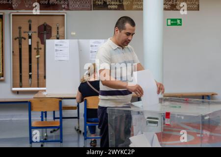 Breslau, Breslau, Polen. April 2024. Die Kommunalwahlen in WrocÅ‚aw sind im Gange. (Kreditbild: © Krzysztof Zatycki/ZUMA Press Wire) NUR REDAKTIONELLE VERWENDUNG! Nicht für kommerzielle ZWECKE! Quelle: ZUMA Press, Inc./Alamy Live News Stockfoto