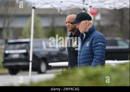 Dundalk, Vereinigte Staaten von Amerika. April 2024. Der Gouverneur von Maryland Wes Moore, links, geht mit US-Präsident Joe Biden, rechts, während eines Besuchs an der Francis Scott Key Bridge-Katastrophe am Sollers Point, 5. April 2024 in Dundalk, Maryland. Quelle: Carter Elliott/MDGovpics/Alamy Live News Stockfoto