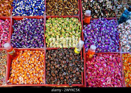 Diyarbakir, Türkei. April 2024. Süßigkeiten wurden auf dem Diyarbakir-Basar verkauft. In Diyarbakir, der historischen Stadt der Türkei, gibt es Einkaufsbummel vor Eid al-Fitr. (Foto: Mehmet Masum Suer/SOPA Images/SIPA USA) Credit: SIPA USA/Alamy Live News Stockfoto