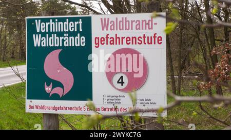 Der zweite Tag einer sehr außergewöhnlichen Hitzewelle in Deutschland. Und auch heute gab es wieder Rekorde. In Quedlinburg gibt es eine Tropennacht. Dank Föhnunterstützung versank das Thermometer nicht unter 20 ÂC. Und auch am Sonntag gab es vielerorts ein Sommertag. Saharastaub in der Atmosphäre ließ die Temperatur aber nicht ganz so hoch ansteigen. Mit der Hitze steigt auch die Waldbrandgefahr deutlich. Trotz des sehr nassen Winters - die warmen Tage der vergangenen Wochen und wenig Niederschlag lassen die Böden oberflächlich austrocknen. So herrscht in Sachsen verbreitet Waldbrandstufe 4, u. Stockfoto