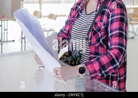 Breslau, Breslau, Polen. April 2024. Die Kommunalwahlen in WrocÅ‚aw sind im Gange. (Kreditbild: © Krzysztof Zatycki/ZUMA Press Wire) NUR REDAKTIONELLE VERWENDUNG! Nicht für kommerzielle ZWECKE! Quelle: ZUMA Press, Inc./Alamy Live News Stockfoto