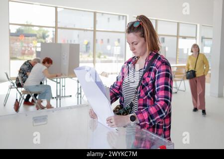 Breslau, Breslau, Polen. April 2024. Die Kommunalwahlen in WrocÅ‚aw sind im Gange. (Kreditbild: © Krzysztof Zatycki/ZUMA Press Wire) NUR REDAKTIONELLE VERWENDUNG! Nicht für kommerzielle ZWECKE! Quelle: ZUMA Press, Inc./Alamy Live News Stockfoto