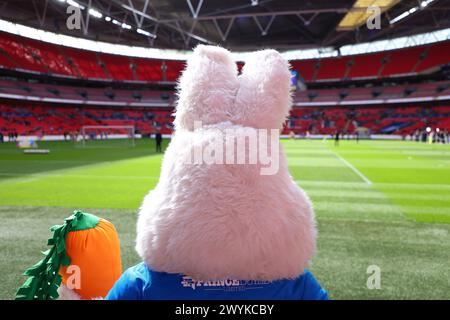 Wembley Stadium, London, Großbritannien. April 2024. Bristol Street Motors Trophy Football Final, Peterborough United gegen Wycombe Wanderers; Peterborough United Maskottchen Peter Burrows beobachtet Wembley Stadium Credit: Action Plus Sports/Alamy Live News Stockfoto