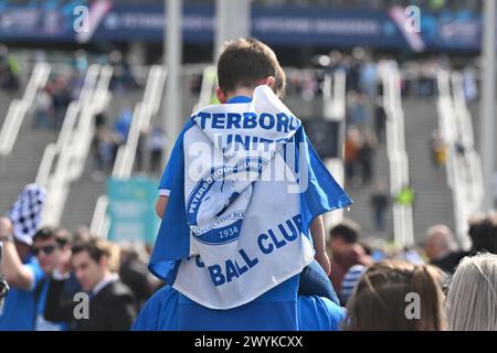 Fans kommen am Sonntag, den 7. April 2024, während des EFL Trophy Matches zwischen Peterborough und Wycombe Wanderers im Wembley Stadium in London an. (Foto: Kevin Hodgson | MI News) Credit: MI News & Sport /Alamy Live News Stockfoto