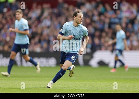 Mathias Jensen (8) aus Brentford während des englischen Meisterschaftsspiels der Premier League zwischen Aston Villa und Brentford am 6. April 2024 im Villa Park in Birmingham, England Stockfoto