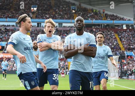 Yoane Wissa (11) aus Brentford erzielt ein Tor und feiert 2-3 beim englischen Meisterschaftsspiel der Premier League zwischen Aston Villa und Brentford am 6. April 2024 im Villa Park in Birmingham, England Stockfoto