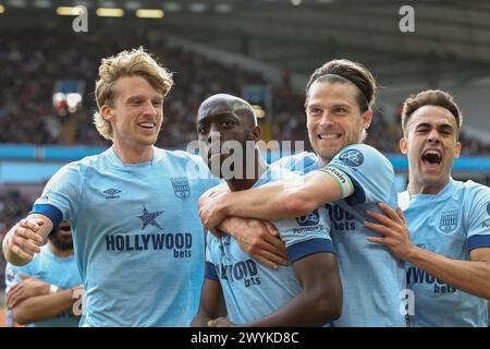 Yoane Wissa (11) aus Brentford erzielt ein Tor und feiert 2-3 beim englischen Meisterschaftsspiel der Premier League zwischen Aston Villa und Brentford am 6. April 2024 im Villa Park in Birmingham, England Stockfoto