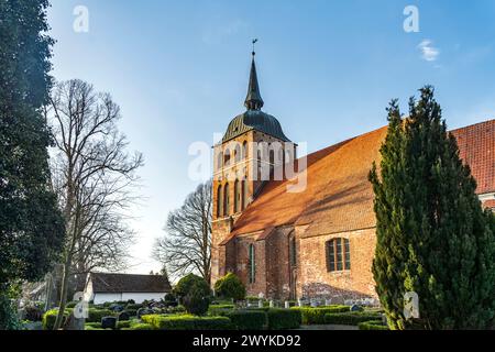 Die St.-Katharinen-Kirche in Trent, Insel Rügen, Mecklenburg-Vorpommern, Deutschland | St. Katharinenkirche in Trent, Rügen, Mecklenburg- Stockfoto