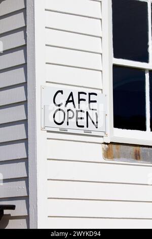 Café Open Schild im Kynance Café, Kynance Cove, Cornwall. Stockfoto