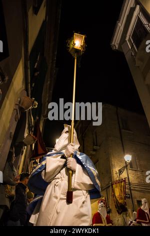 Chieti, Italien - 29. märz 2024: Kapuzenpfänster während der berühmten Karfreitagsprozession in Chieti (Italien) mit der leuchtenden Laterne Stockfoto