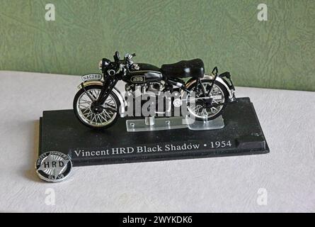 Modell des Vincent HRD 1954 Black Shadow Motorrads und Original-Besitzer Club Revers Emblem. Stockfoto