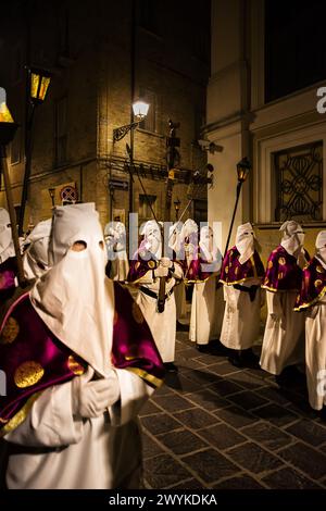 Mit Kapuze besetzte Bußen während der berühmten Karfreitagsprozession in Chieti (Italien) mit der leuchtenden Laterne Stockfoto