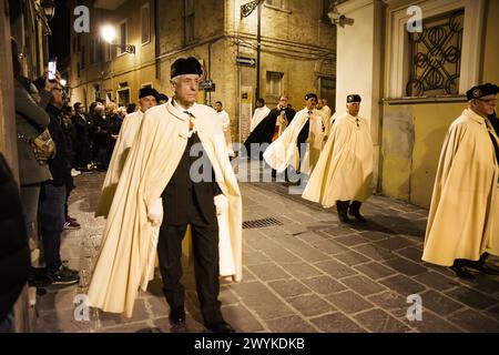 Chieti, Italien - 29. März 2024: Berühmte Karfreitagsprozession in Chieti (Italien) mit älteren Menschen der Arcoconfraternita Stockfoto