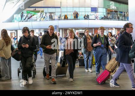 London, Großbritannien. März 2024. Passagiere, die von London aus am Bahnhof King's Cross gesehen werden. Quelle: SOPA Images Limited/Alamy Live News Stockfoto