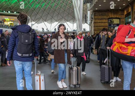 London, Großbritannien. März 2024. Passagiere, die von London aus am Bahnhof King's Cross gesehen werden. (Foto: Steve Taylor/SOPA Images/SIPA USA) Credit: SIPA USA/Alamy Live News Stockfoto