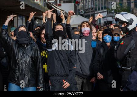 Antifaschisten-Sympathisanten werden gesehen, die gegen die rechtsextreme Demonstration protestieren. Rund 200 rechtsextreme Demonstranten demonstrierten in Porto gegen die Einwanderung. Der Protest wurde von Mário Machado geführt, und auf dem Weg zu diesem Thema tauchten Emotionen auf: Auf der einen Seite waren rechtsextreme Demonstranten und auf der anderen Seite Dutzende Menschen, die gegen den Faschismus kämpften. Die PSP (Polícia de Seguranca Pública „Polizei“) hat mindestens drei junge Menschen inhaftiert. Der Protest gegen Einwanderer brachte nicht mehr als 200 Menschen zusammen, während die andere, antifaschistische Demonstration Tausende zusammenbrachte. Stockfoto