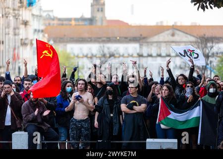 Antifaschisten-Sympathisanten werden gesehen, die gegen die rechtsextreme Demonstration protestieren. Rund 200 rechtsextreme Demonstranten demonstrierten in Porto gegen die Einwanderung. Der Protest wurde von Mário Machado geführt, und auf dem Weg zu diesem Thema tauchten Emotionen auf: Auf der einen Seite waren rechtsextreme Demonstranten und auf der anderen Seite Dutzende Menschen, die gegen den Faschismus kämpften. Die PSP (Polícia de Seguranca Pública „Polizei“) hat mindestens drei junge Menschen inhaftiert. Der Protest gegen Einwanderer brachte nicht mehr als 200 Menschen zusammen, während die andere, antifaschistische Demonstration Tausende zusammenbrachte. Stockfoto