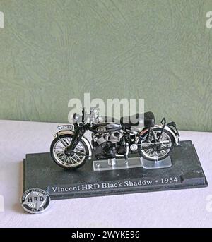 Modell des Vincent HRD 1954 Black Shadow Motorrads und Original-Besitzer Club Revers Emblem. Stockfoto