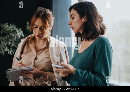 Geschäftspartner diskutieren Projektdetails in einem fokussierten Meeting Stockfoto
