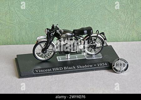 Modell des Vincent HRD 1954 Black Shadow Motorrads und Original-Besitzer Club Revers Emblem. Stockfoto