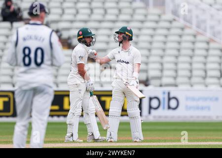 Birmingham, Großbritannien. April 2024. Kashif Ali aus Worcestershire gratuliert seinem Schlagpartner Jake Libby zu seinem Jahrhundert während des 3. Tages des Spiels der Vitality County Championship Division 1 zwischen Warwickshire CCC und Worcestershire CCC am Edgbaston Cricket Ground, Birmingham, England am 7. April 2024. Foto von Stuart Leggett. Nur redaktionelle Verwendung, Lizenz für kommerzielle Nutzung erforderlich. Keine Verwendung bei Wetten, Spielen oder Publikationen eines einzelnen Clubs/einer Liga/eines Spielers. Quelle: UK Sports Pics Ltd/Alamy Live News Stockfoto