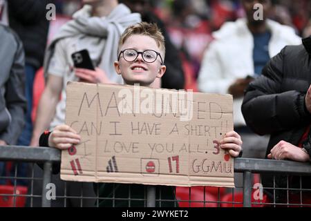 Manchester, Großbritannien. April 2024. Manchester, England, 7. April 2024: United Fan vor dem Premier League-Fußballspiel zwischen Manchester United und Liverpool im Old Trafford in Manchester, England (will Palmer/SPP) Credit: SPP Sport Press Photo. /Alamy Live News Stockfoto