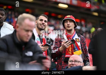 Manchester, Großbritannien. April 2024. Manchester, England, 7. April 2024: United Fans vor dem Premier League-Fußballspiel zwischen Manchester United und Liverpool im Old Trafford in Manchester, England (will Palmer/SPP) Credit: SPP Sport Press Photo. /Alamy Live News Stockfoto