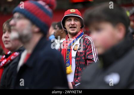 Manchester, Großbritannien. April 2024. Manchester, England, 7. April 2024: United Fan vor dem Premier League-Fußballspiel zwischen Manchester United und Liverpool im Old Trafford in Manchester, England (will Palmer/SPP) Credit: SPP Sport Press Photo. /Alamy Live News Stockfoto