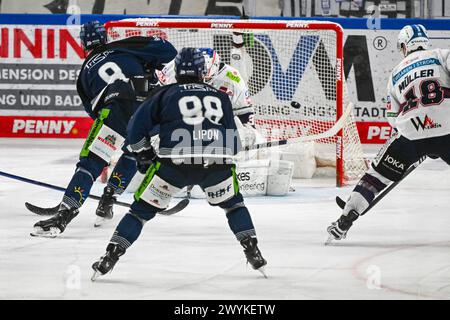 Straubing, Deutschland. April 2024. Eishockey: DEL, Straubing Tigers - Eisbären Berlin, Meisterschaftsrunde, Halbfinale, Spieltag 4, Eisstadion am Pulverturm. Joshua Samanski von den Straubing Tigers (l) erzielt 3-1 gegen Eisbären Berlin. Quelle: Armin Weigel/dpa/Alamy Live News Stockfoto