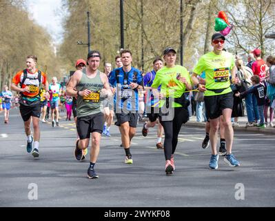 London, UK, 7. April 2024 der London Landmarks Half Marathon ist ein preisgekröntes Event im Zentrum von London, das sich zu einem wichtigen Bestandteil des Laufzeitkalenders entwickelt hat. Die Veranstaltung wird von Tommy's organisiert, um Geld zu sammeln, um das Leben von Babys zu retten, und geht sowohl durch die City of London als auch durch die City of Westminster Credit: Richard Lincoln/Alamy Live News Stockfoto