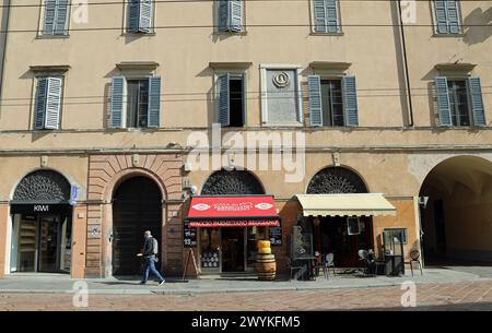 Käsegeschäft unter der Gedenktafel in der Giuseppe Garibaldi Straße in der italienischen Stadt Parma Stockfoto