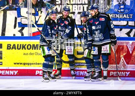 Straubing, Deutschland. April 2024. Eishockey: DEL, Straubing Tigers - Eisbären Berlin, Meisterschaftsrunde, Halbfinale, Spieltag 4, Eisstadion am Pulverturm. Joshua Samanski von den Straubinger Tigers feiert nach seinem Ziel, es 3-1 gegen den Eisbären Berlin zu schaffen. Quelle: Armin Weigel/dpa/Alamy Live News Stockfoto
