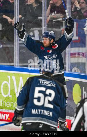 Straubing, Deutschland. April 2024. Eishockey: DEL, Straubing Tigers - Eisbären Berlin, Meisterschaftsrunde, Halbfinale, Spieltag 4, Eisstadion am Pulverturm. Joshua Samanski von den Straubinger Tigers feiert nach seinem Ziel, es 2-1 gegen Berlin zu schaffen. Quelle: Armin Weigel/dpa/Alamy Live News Stockfoto