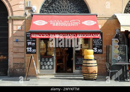 Käsegeschäft in der Giuseppe Garibaldi Straße in der italienischen Stadt Parma Stockfoto