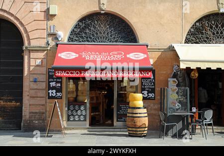 Käsegeschäft in der Giuseppe Garibaldi Straße in der italienischen Stadt Parma Stockfoto