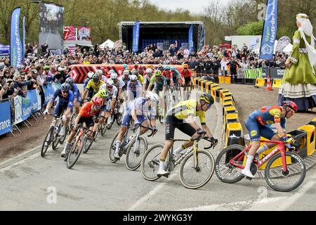 Frankreich. April 2024. © PHOTOPQR/VOIX DU NORD/Sami Belloumi Belloumi ; 07/04/2024 ; Wallers le 7 avril 2024 Kurs cycliste Paris-Roubaix.La choicane avec le groupe de tête et Van der Poel. FOTO SAMI BELLOUMI LA VOIX DU NORD. Der Holländer Mathieu van der Poel aus Alpecin-Deceuninck gewann am 7. april 2024 das Herren-Elite-Rennen des Radrennens Paris-Roubaix. Credit: MAXPPP/Alamy Live News Stockfoto