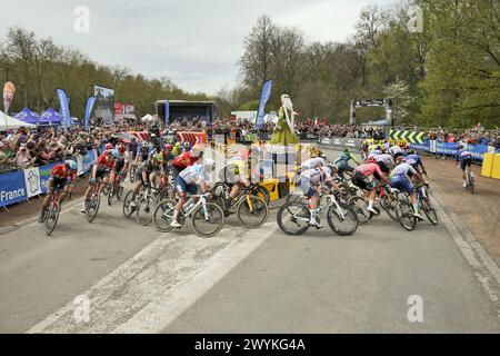 Frankreich. April 2024. © PHOTOPQR/VOIX DU NORD/Sami Belloumi Belloumi ; 07/04/2024 ; Wallers le 7 avril 2024 Kurs cycliste Paris-Roubaix.La choicane avec le groupe de tête et Van der Poel. FOTO SAMI BELLOUMI LA VOIX DU NORD. Der Holländer Mathieu van der Poel aus Alpecin-Deceuninck gewann am 7. april 2024 das Herren-Elite-Rennen des Radrennens Paris-Roubaix. Credit: MAXPPP/Alamy Live News Stockfoto