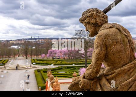 Historischer Troja-Schlosspark mit Prager Burg in der Ferne Stockfoto