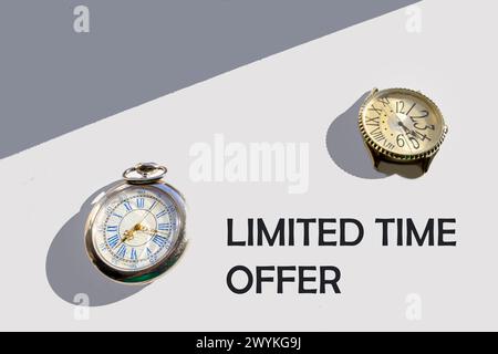 Zeitlich begrenztes Angebot Wörter auf weißem Hintergrund mit Uhr Stockfoto