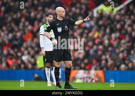 Manchester, Großbritannien. April 2024. Manchester, England, 7. April 2024: Schiedsrichter Anthony Taylor während des Premier League-Fußballspiels zwischen Manchester United und Liverpool im Old Trafford in Manchester, England (will Palmer/SPP) Credit: SPP Sport Press Photo. /Alamy Live News Stockfoto