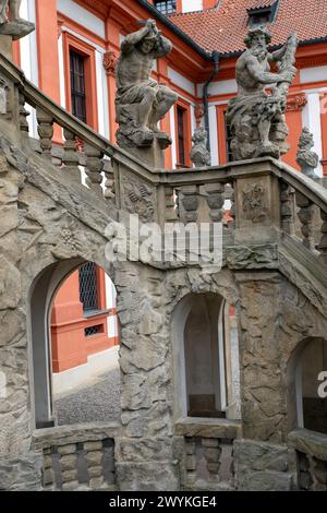 Barocke Statue Auf Der Treppe Zum Schloss Troja Stockfoto