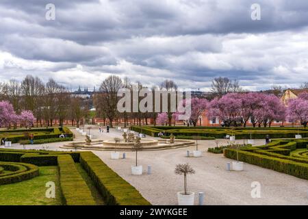 Blick auf die Prager Burg von den Gärten der Troja Burg im Frühling Stockfoto