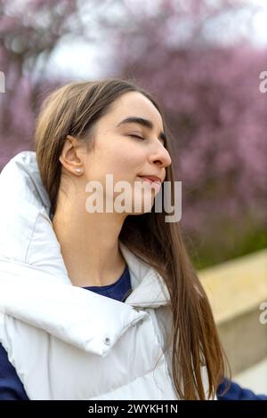 Eine Frau genießt den Duft des Frühlings Stockfoto