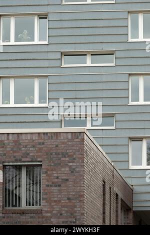Schlecht gepflegte Wohnhausfassade aus den 70er Jahren Stockfoto