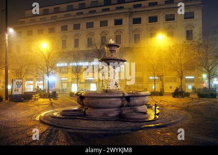 Fontana del Piermarini, Brunnen im neoklassizistischen Stil aus dem 18. Jahrhundert mit Marmorstatuen, Nachtblick, Mailand, Italien Stockfoto