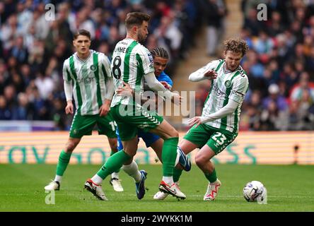 Peterborough's Jadel Katongo (Mitte) kämpft um den Ball mit Wycombe Wanderers' Matt Butcher (links) und Kieran Sadlier beim Finale der Bristol Street Motors Trophy im Wembley Stadium, London. Bilddatum: Sonntag, 7. April 2024. Stockfoto